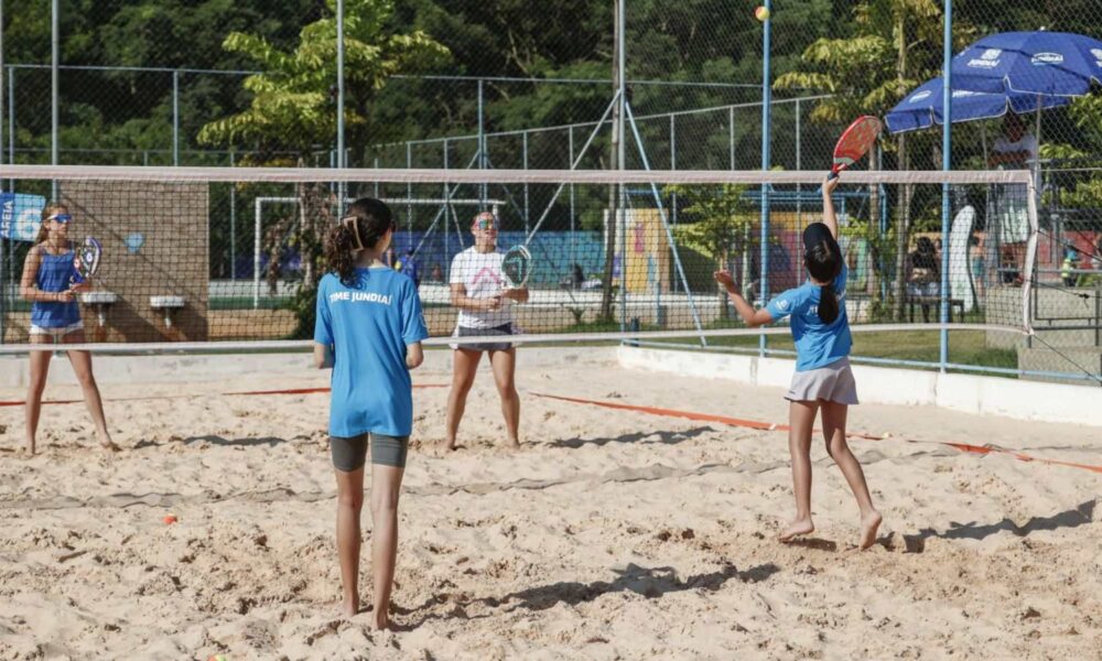 Quadra de beach tennis em Jundiaí com alunos praticando o esporte.