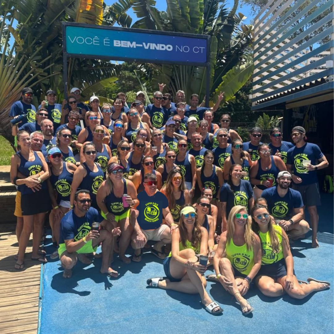 Grupo de mulheres jogando beach tennis em Valinhos, promovendo saúde e amizade.