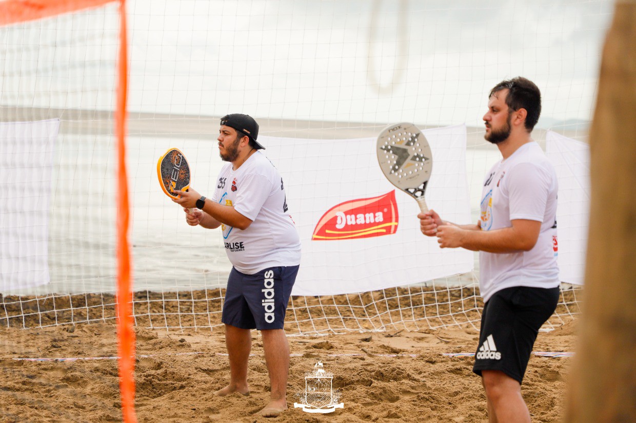 Atletas competindo nas modalidades de Beach Tennis e Futevôlei durante os Jogos de Verão em Tijucas.