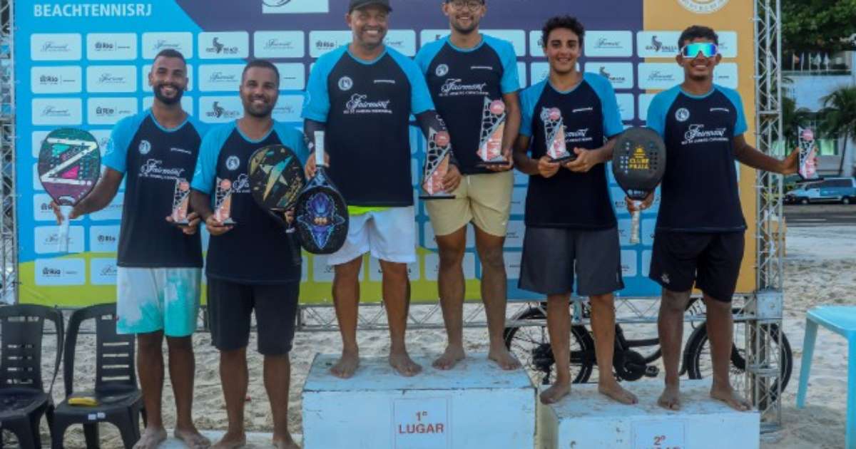 Atletas competindo no Circuito RJ de Beach Tennis na Praia de Copacabana.