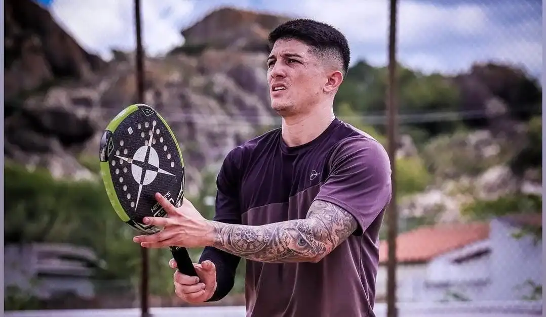 Vanderson Martins, atleta de beach tennis, em ação durante uma competição, representando sua paixão pelo esporte.