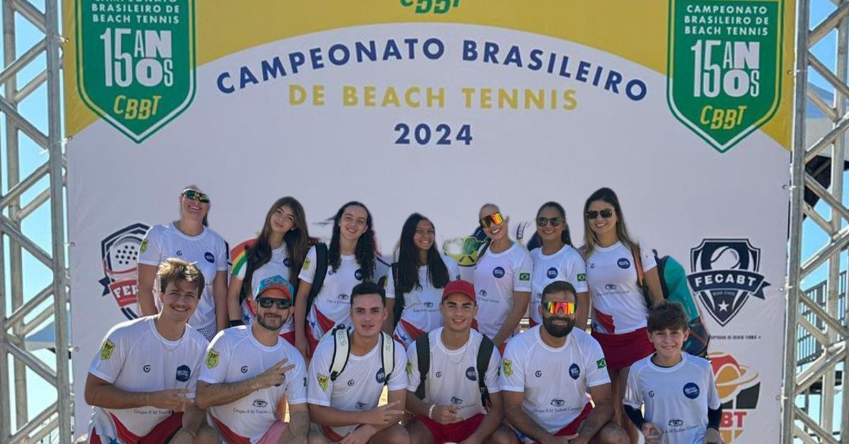 Atletas competindo no Circuito de Beach Tennis da CBBT em Belém, destacando a energia e a emoção do evento.