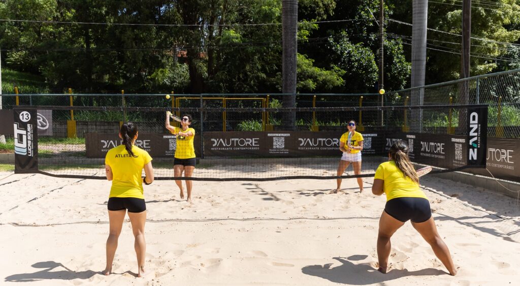 Jovens atletas participando de uma seletiva de beach tennis no CT Lucas Sousa em Campinas.