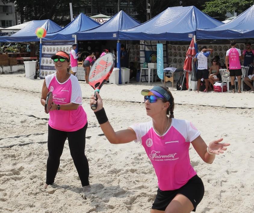 Atletas competindo no Circuito Fairmont de Beach Tennis na Praia de Copacabana.
