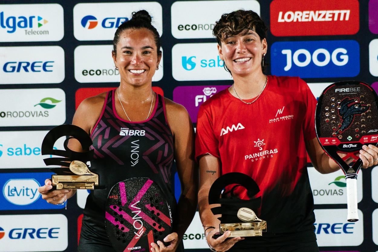 Raquel Iotte comemorando a vitória no BT 200 ao lado de Eva Palos, destacando-se no beach tennis.