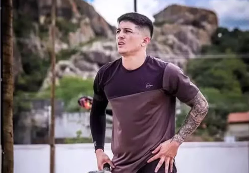 Vanderson Martins, atleta de beach tennis, em ação durante uma partida, simbolizando a paixão pelo esporte.