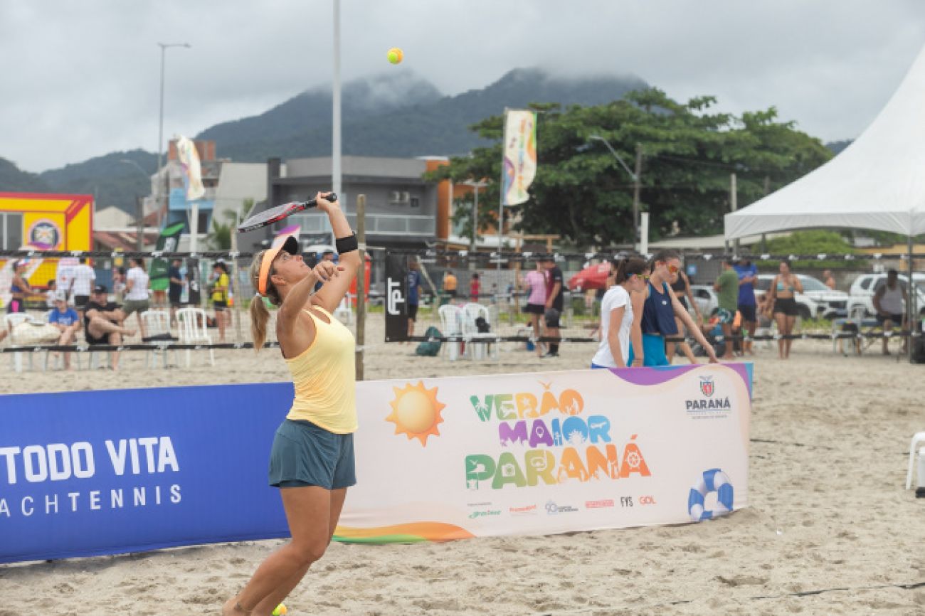 Atletas competindo no Campeonato Paranaense de Beach Tennis em Matinhos, com 31 quadras montadas na praia.