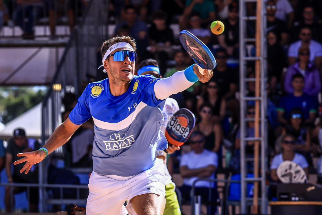 André Baran jogando beach tennis, simbolizando determinação e sucesso no esporte.