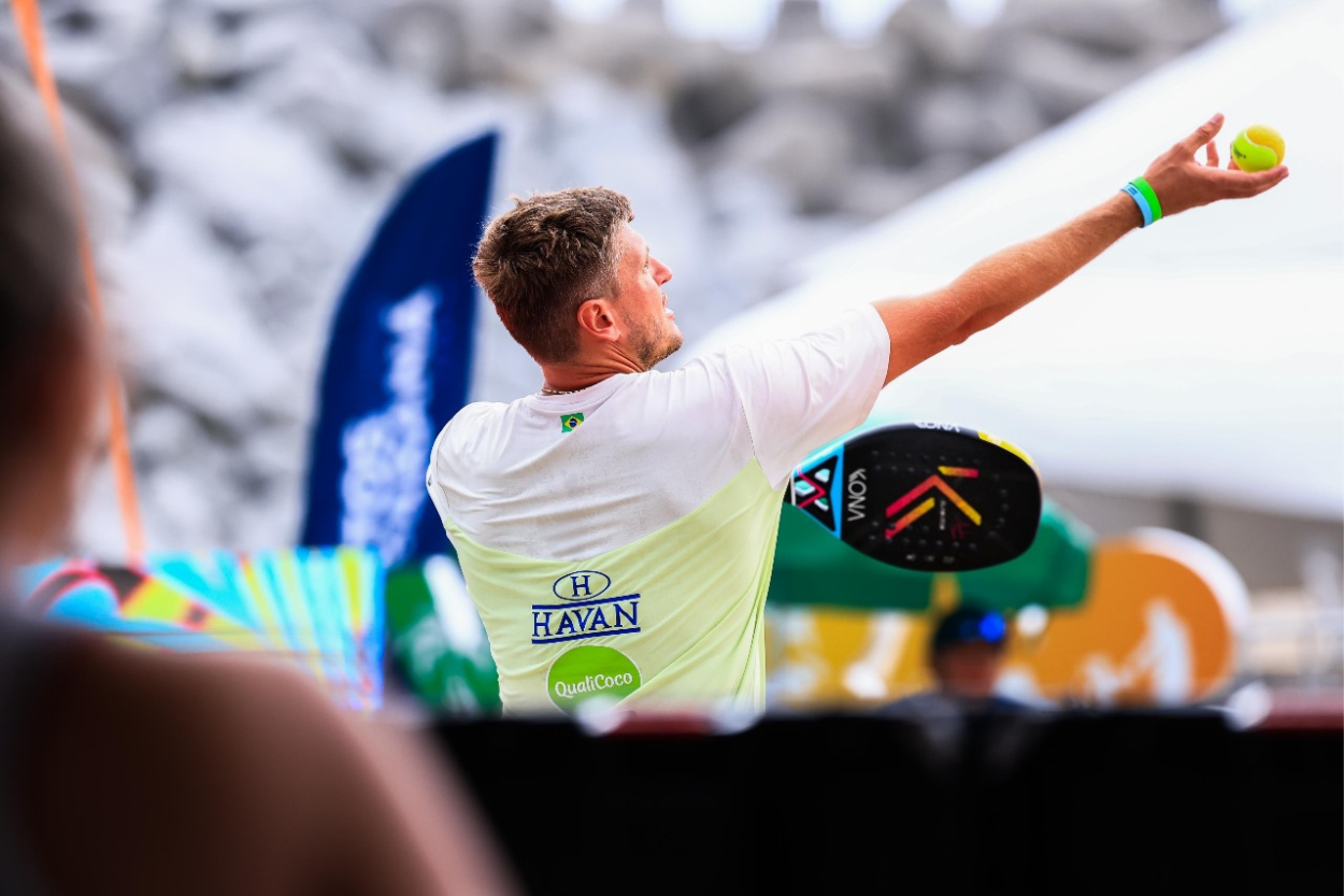 André Baran competindo no BT 400 de beach tennis em Balneário Camboriú.