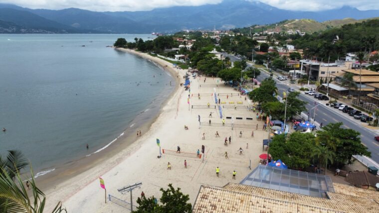 Jogadores competindo no torneio de beach tennis São Sebá Open em São Sebastião.