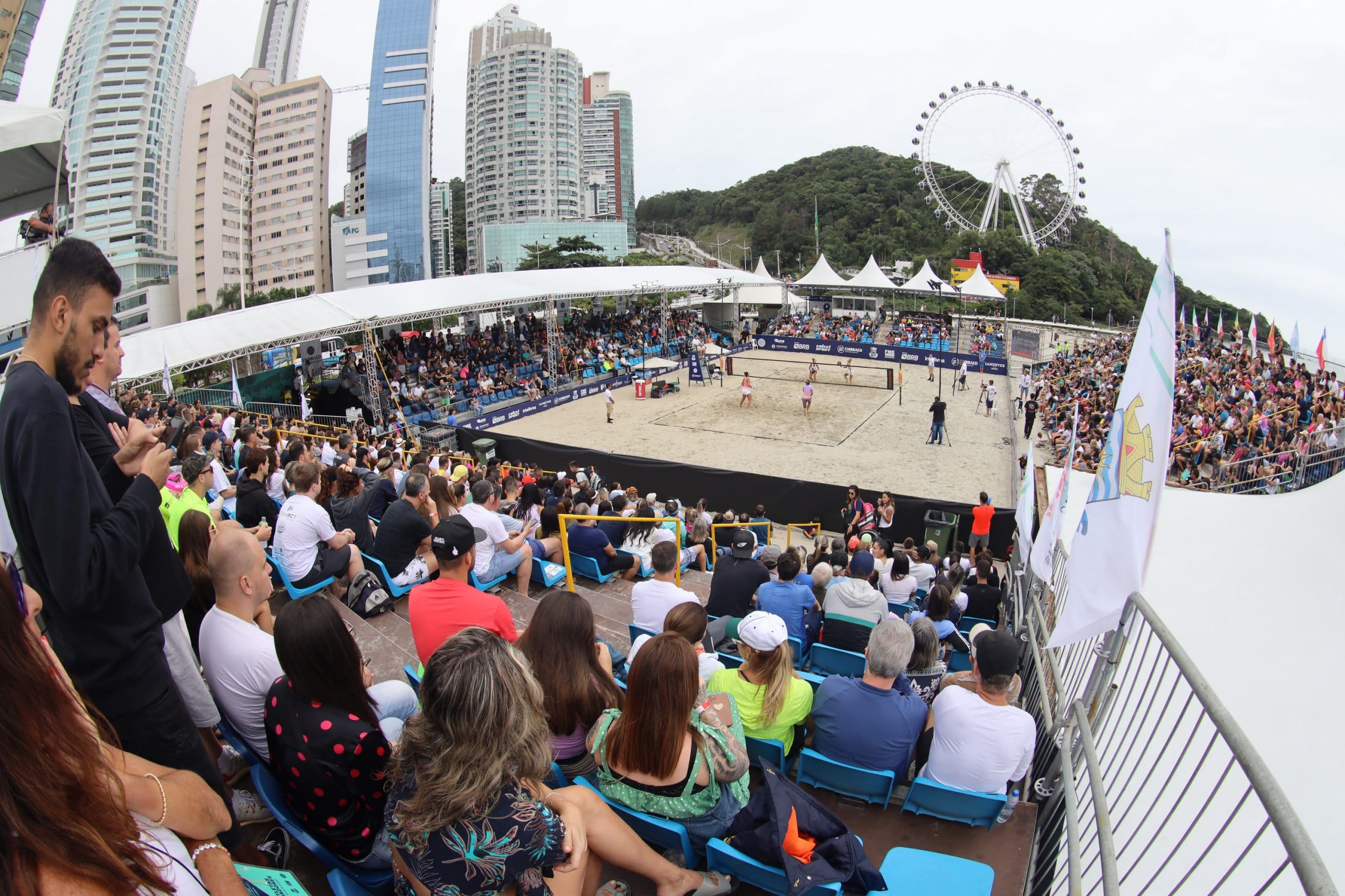 Jogadores de beach tênis competindo no ITF BT400 em Balneário Camboriú.