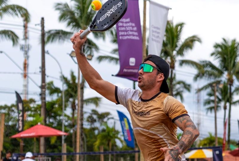 Atletas competindo na terceira etapa do Circuito Beach Tennis em Campinas.
