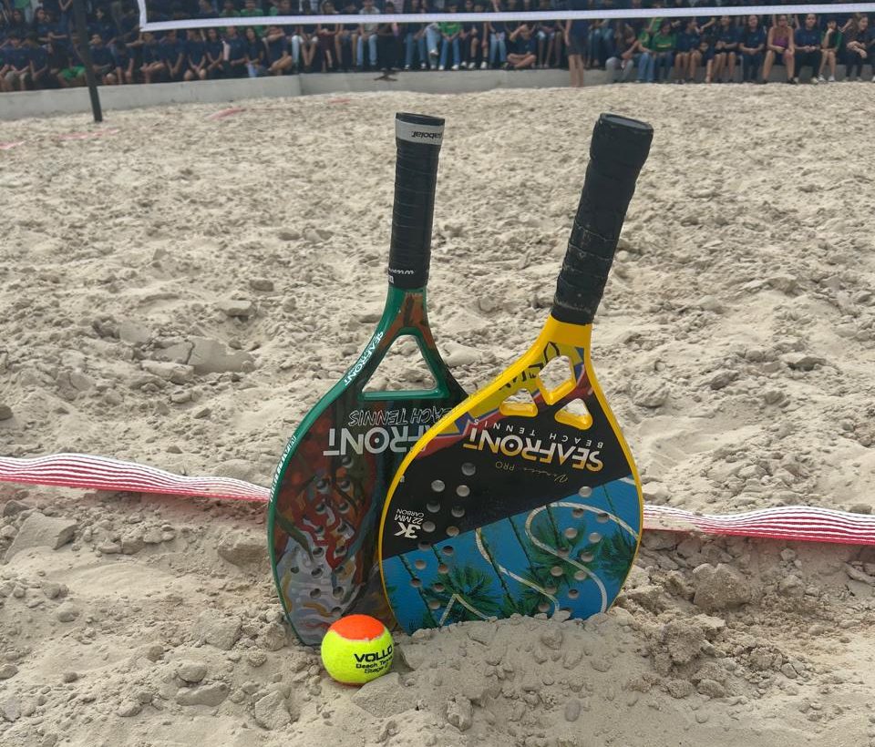 Alunos jogando Beach Tênis na nova quadra da Escola Estadual Ministro João Paulo dos Reis Veloso em Dourados.
