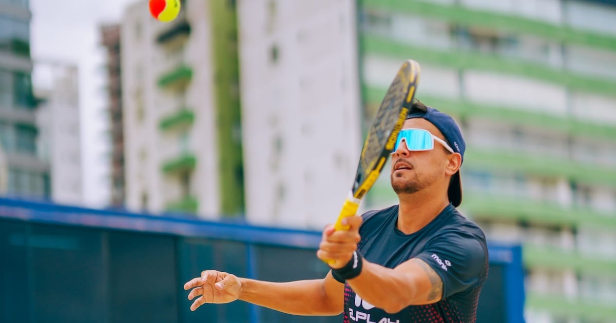 Jogadores de beach tennis competindo no ITF BT400 em Balneário Camboriú.
