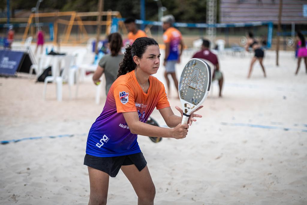 Jovens atletas competindo no Festival Juvenil de Beach Tennis em São Luís.