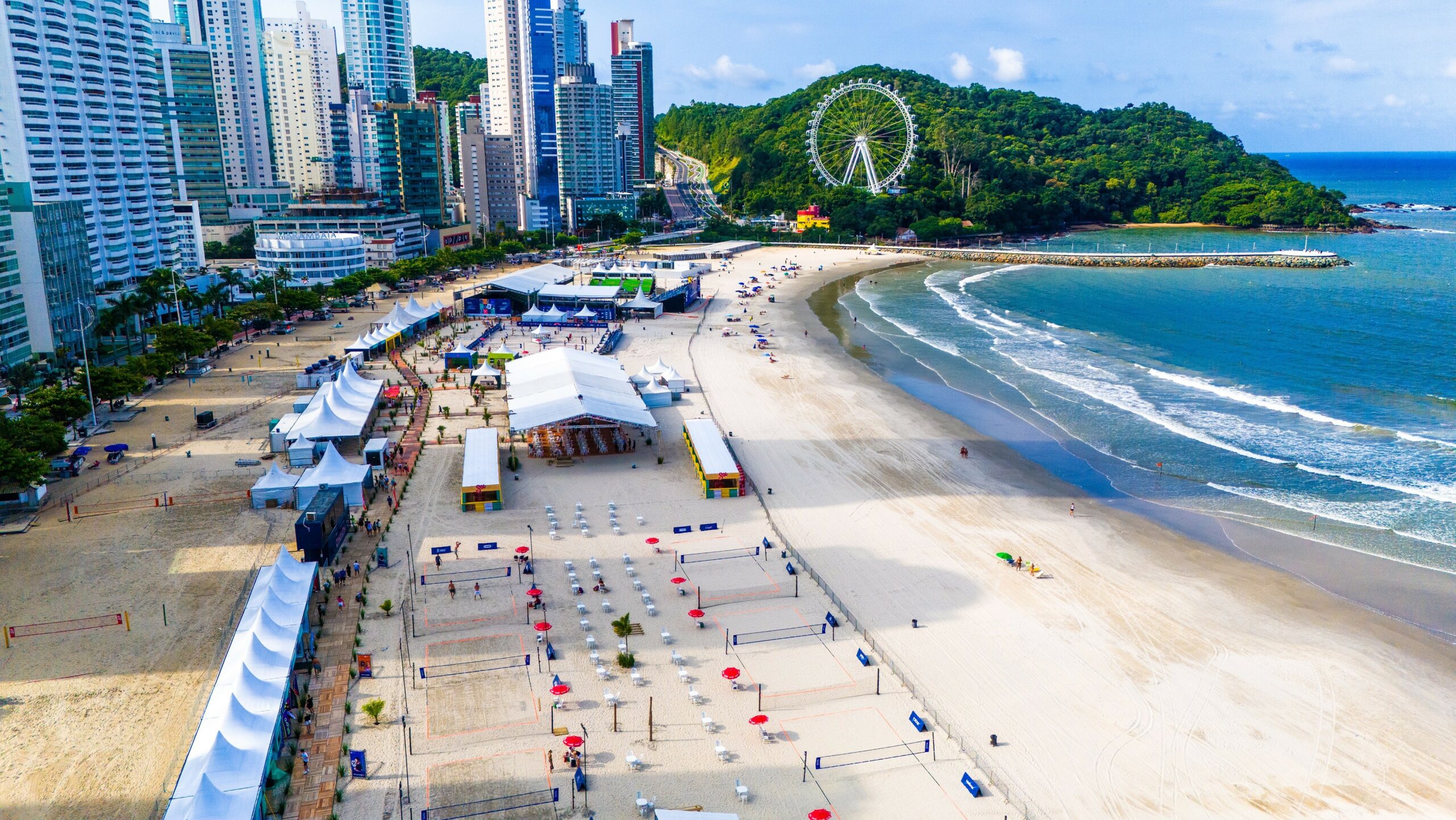Jogadores de beach tennis competindo no ITF BT400 em Balneário Camboriú.