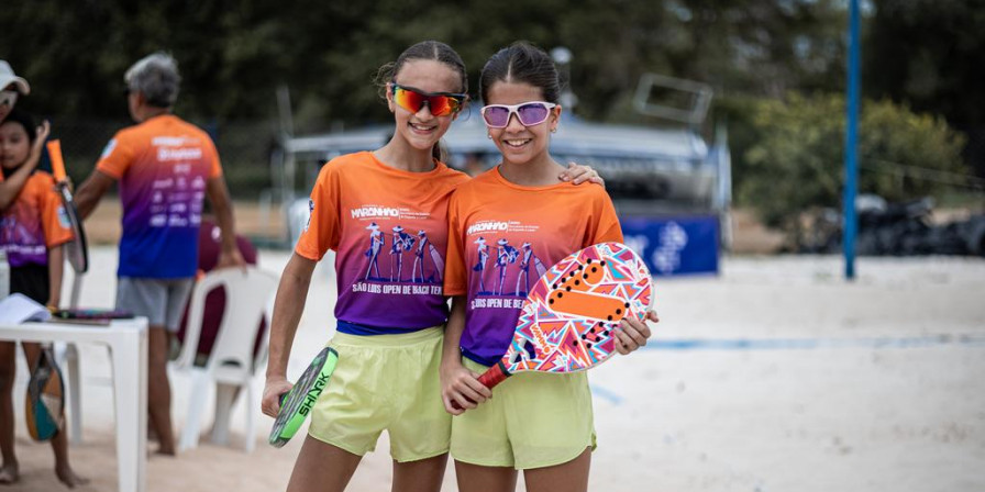 Jovens atletas competindo no Festival Juvenil de Beach Tennis em São Luís.