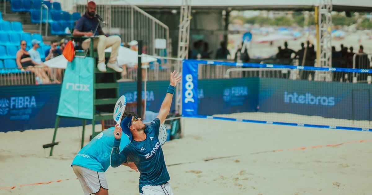 Jogadores competindo no campeonato de beach tennis em Balneário Camboriú.
