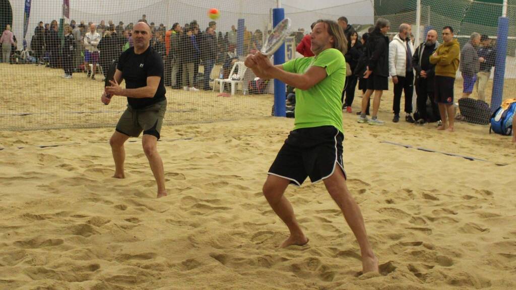Jogadores competindo no Campionato Italiano de Beach Tennis em Roma.
