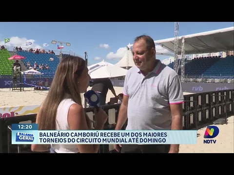 Atletas competindo no Circuito Mundial de Beach Tennis em Balneário Camboriú.
