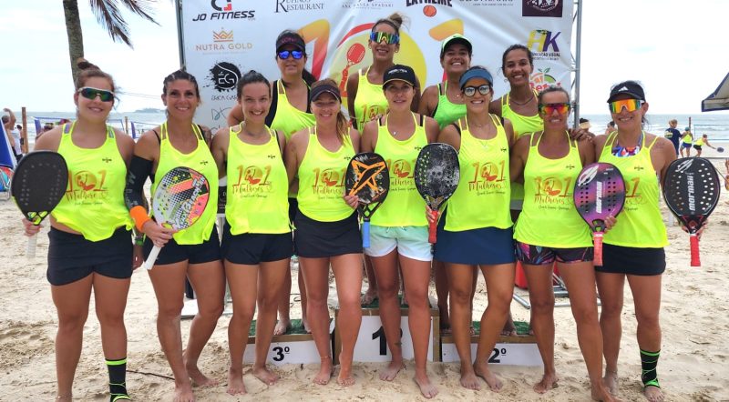 Jogadoras de beach tennis competindo no Torneio 101 Mulheres SQN na Praia da Enseada.