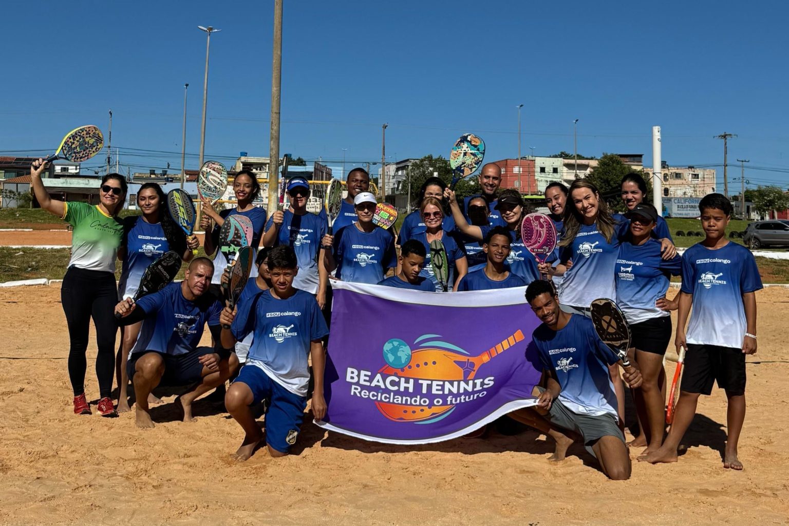 Quadra de beach tennis revitalizada em Ceilândia, com pessoas jogando e se divertindo.