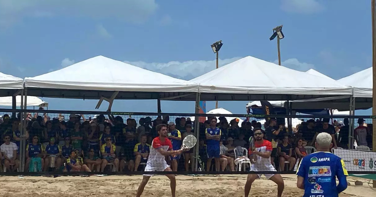 Atletas competindo no Campeonato Paraense de Beach Tennis em Belém.