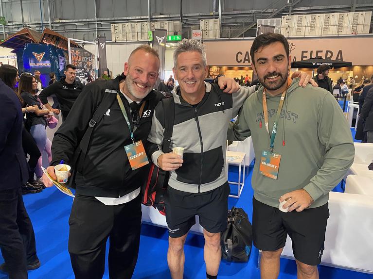 Participantes do Racquet Trend Expo interagindo em atividades de beach tennis e outros esportes de raquete.