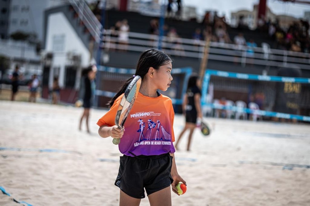 Jovens atletas competindo no Festival Juvenil de Beach Tennis no Maranhão.