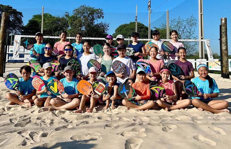 Atletas competindo no torneio de beach tennis no Bastos Golf Clube.