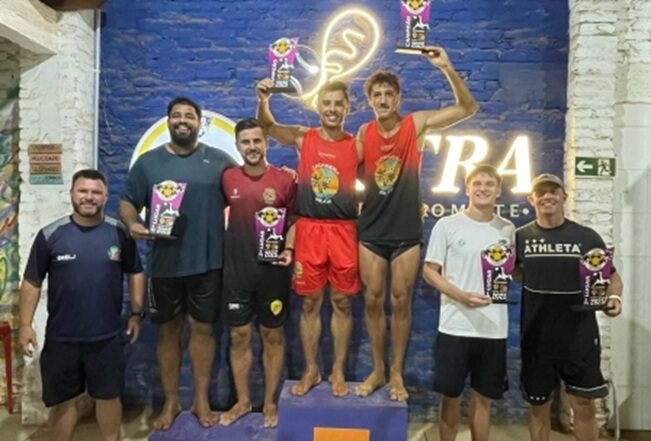 Atletas competindo no beach tennis durante o Calendário Esportivo da Praia Nova.