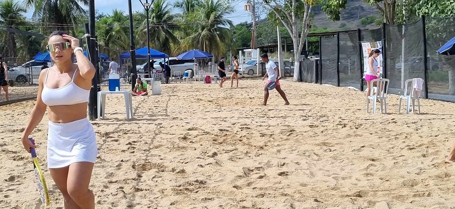 Quadras de beach tennis em Barra de São Francisco, com jogadores se divertindo na areia.