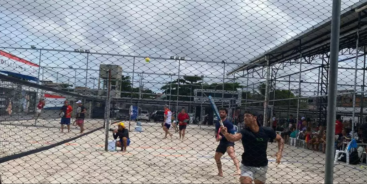Atletas competindo no Campeonato Paraense de Beach Tennis 2025 em Belém.