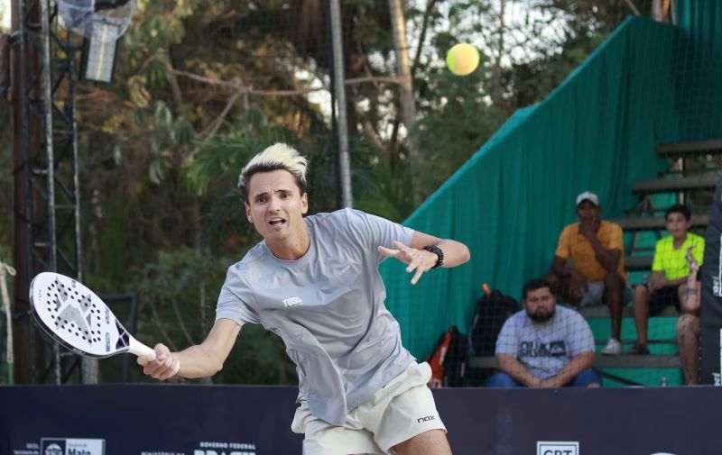 Jogadores de beach tennis competindo no BT 400 de Cuiabá.
