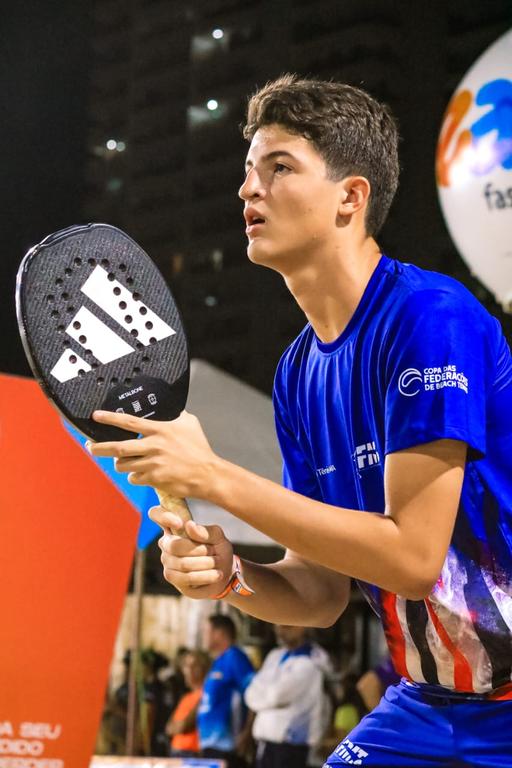 Augusto Neto jogando beach tennis em uma competição.