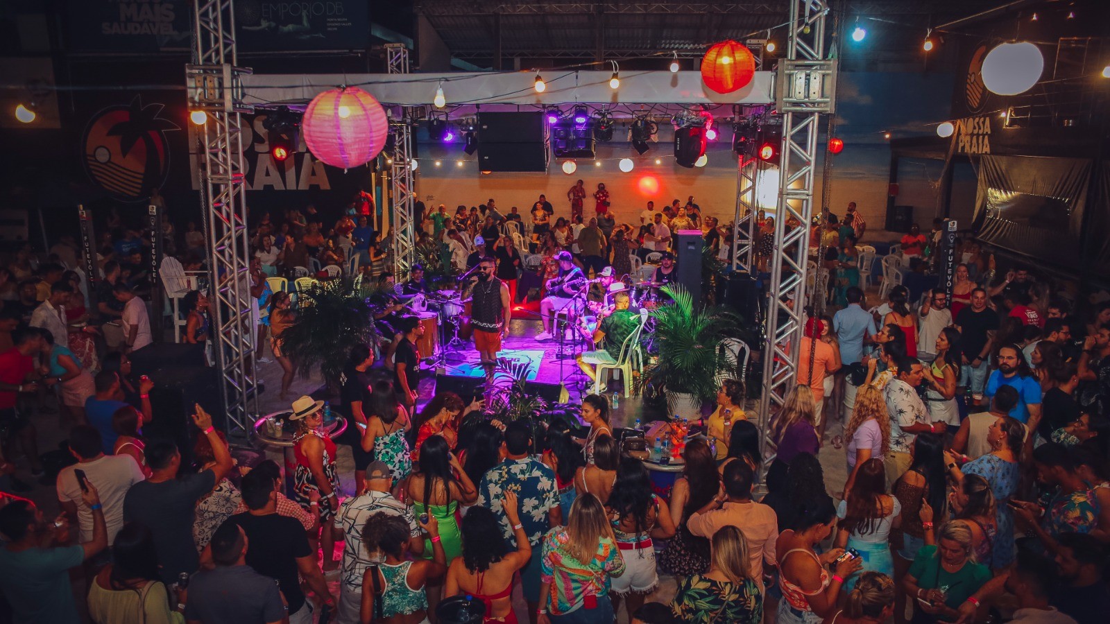 Foliões se divertindo no Bloco 'Vai Quem Quer 2025' em Manaus, com música e alegria.