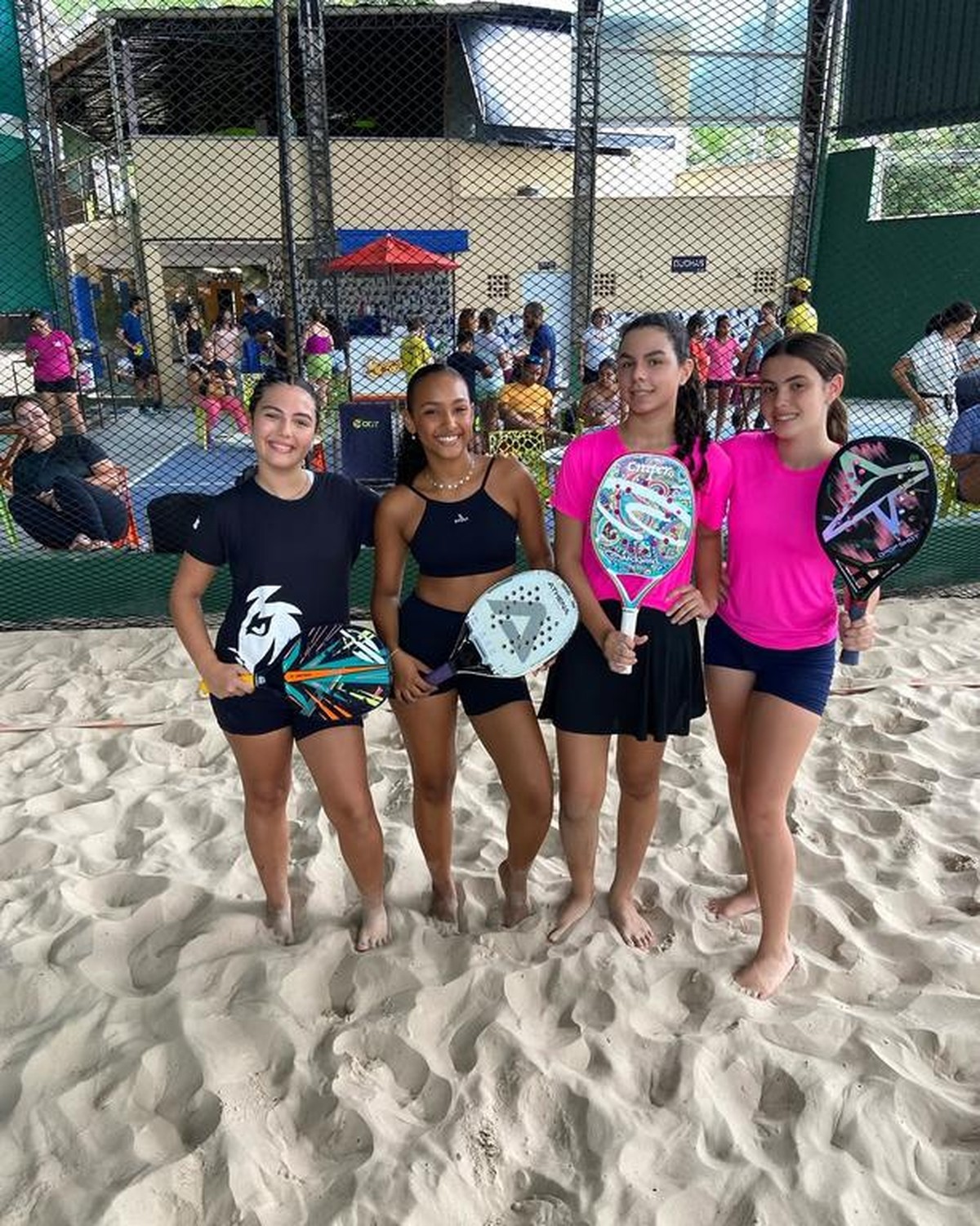Jovens atletas competindo no 1º Festival Juvenil de Beach Tennis em São Luís.