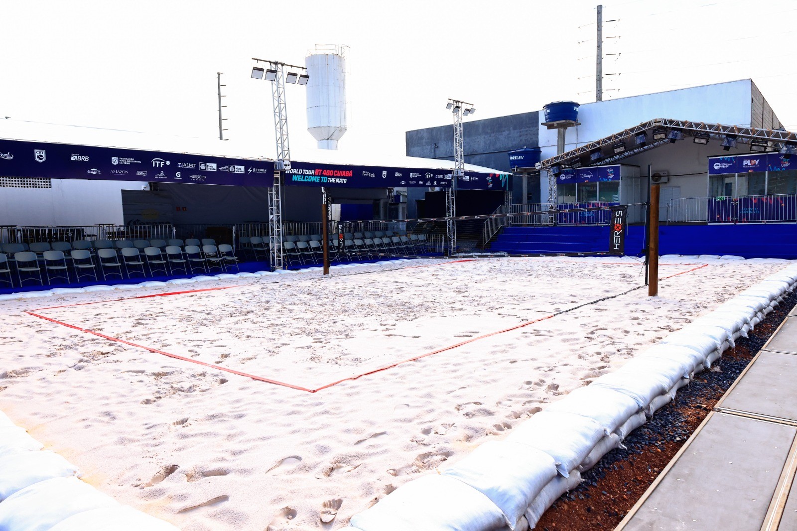 Atletas competindo no World Tour BT 400 de Beach Tennis em Cuiabá.