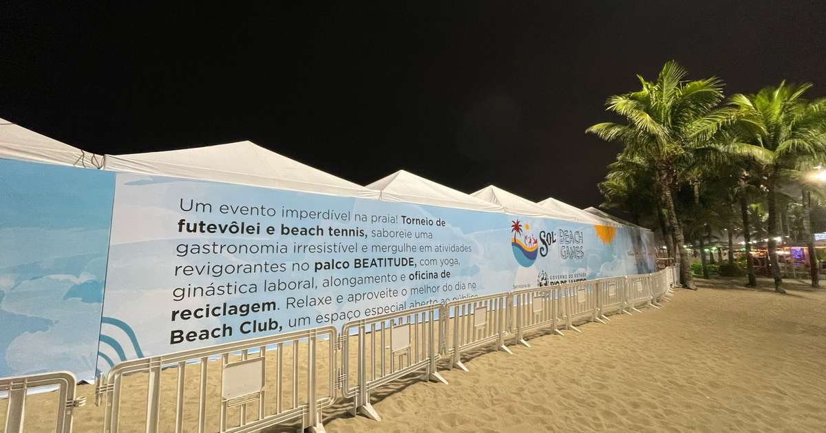 Atletas competindo no Beach Games 2023 na Praia de Copacabana, destacando o Beach Tennis.