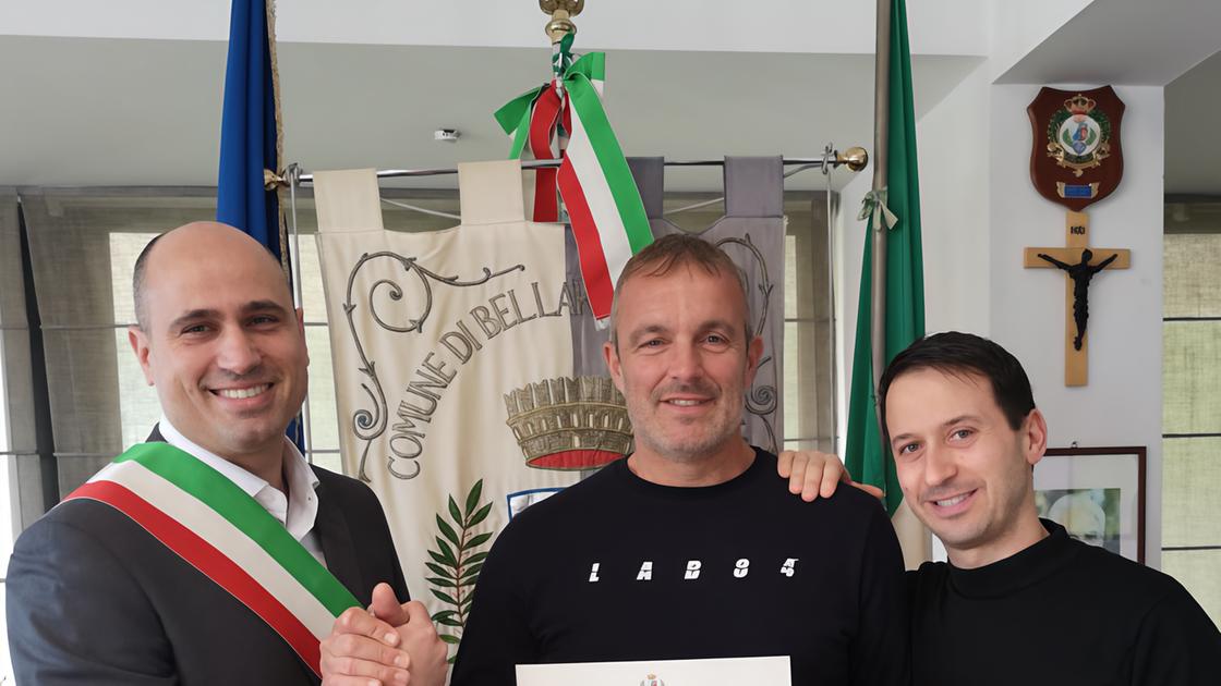 Matteo Zannoni celebrando sua vitória nos Campionatos Italianos de beach tennis.