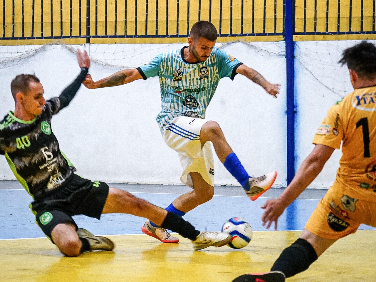 Atletas de beach tennis competindo nos Jogos de Verão em uma quadra de areia.