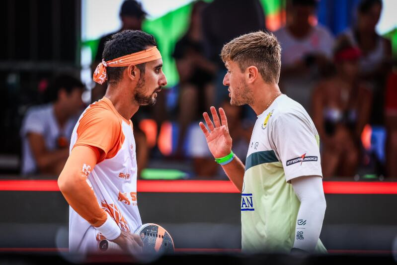 Hexacampeão mundial e número um do Brasil competindo em um torneio de beach tennis em Cuiabá.