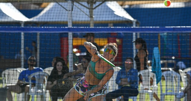 Jogadores de beach tennis competindo no MS Open Beach Tennis na Arena Gofit.