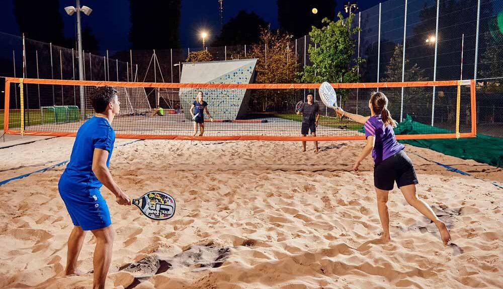 Jogadores competindo no 1º Torneio de Beach Tennis em São Pedro do Sul.