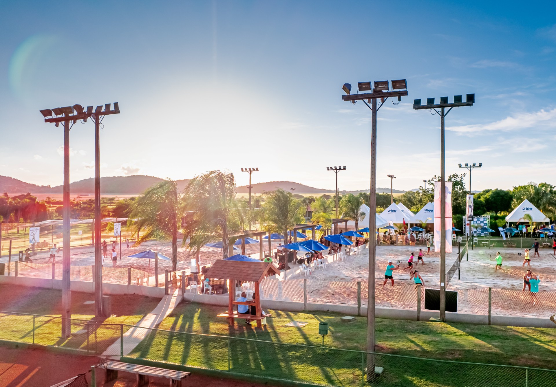 Jogadores competindo no Zagaia Open Beach Tennis em Bonito, Brasil.