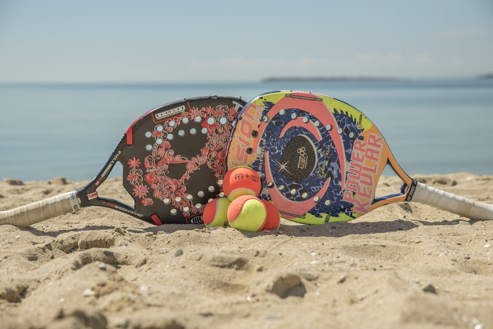 Diversas raquetes de beach tennis em exposição, destacando modelos e características.