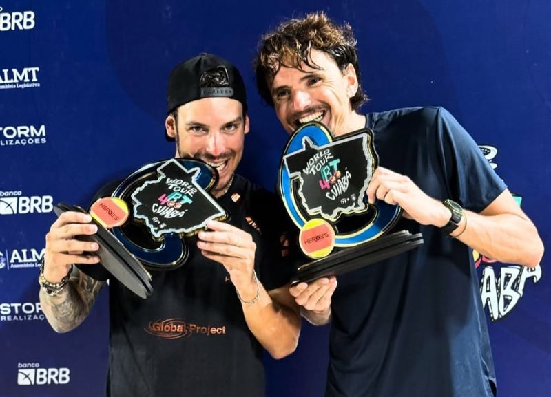 Dupla de beach tennis em ação durante o torneio BT 400 de Cuiabá.
