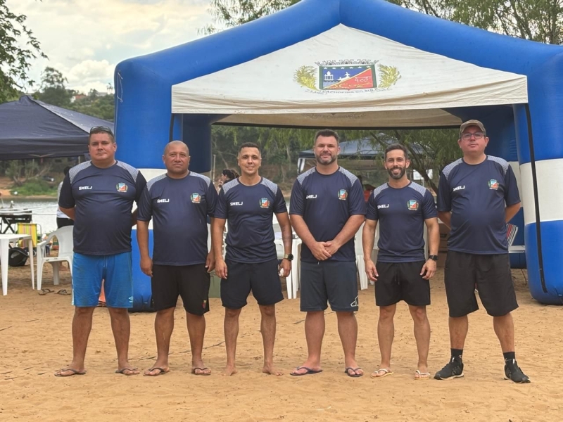 Atletas competindo em um torneio de beach tennis na Praia Nova, com grande público ao fundo.