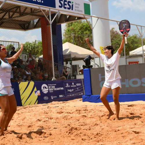 Jogadores competindo no Torneio Internacional de Beach Tennis ITF BT 400 em Palmas.