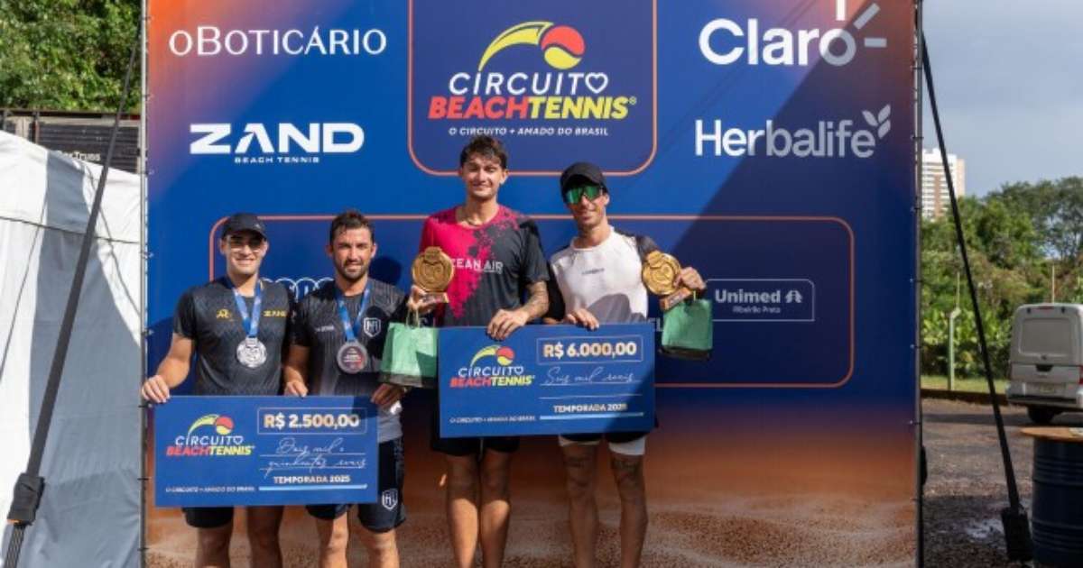 Dupla italiana Doriano Beccaccioli e Edoardo Ponti celebrando a vitória no Circuito Beach Tennis.